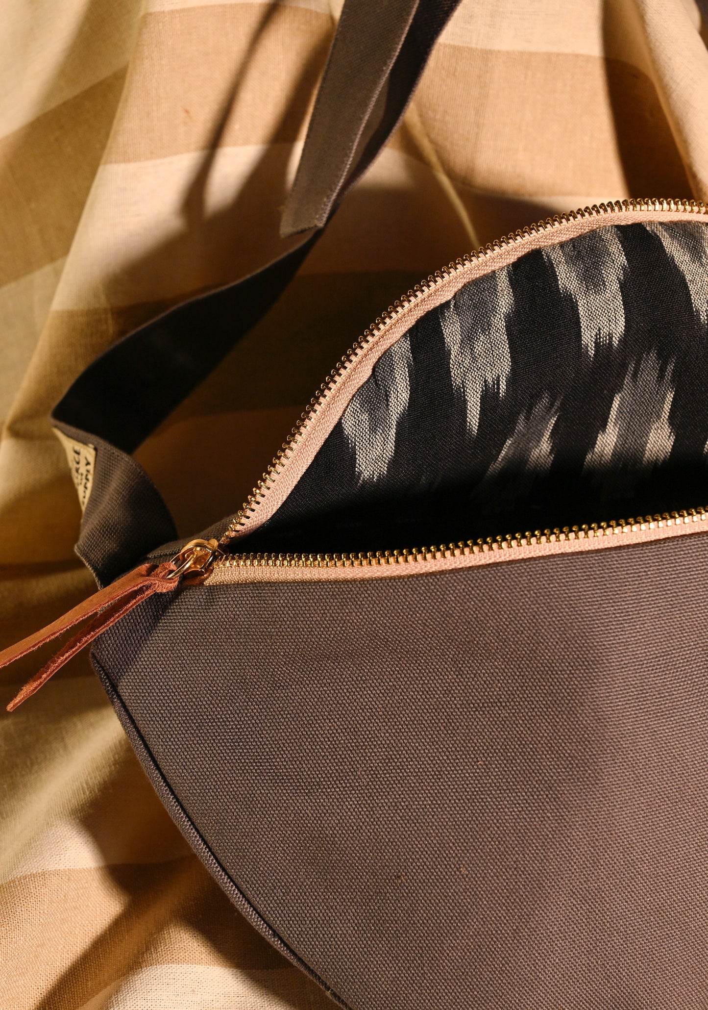 Canvas XL Hangbag